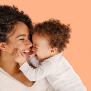 maman et bébé cheveux bouclés, frisés