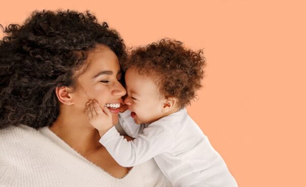 maman et bébé cheveux bouclés, frisés