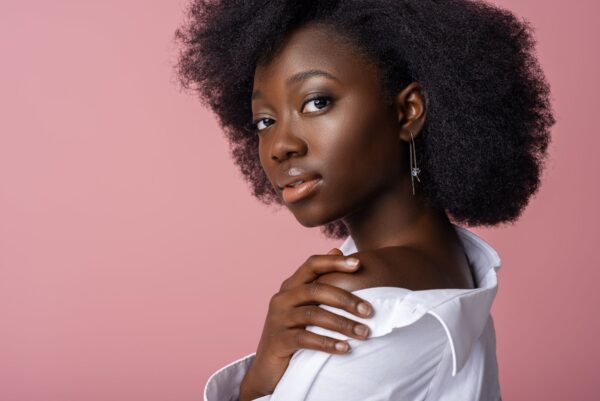 femme noire cheveux crépus, femme noire cheveux afros