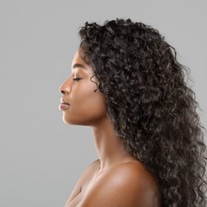 femme noire cheveux longs bouclés, cheveux frisés