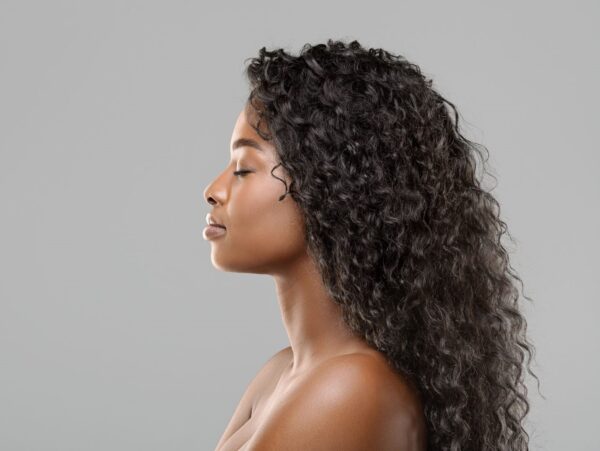 femme noire cheveux longs bouclés, cheveux frisés