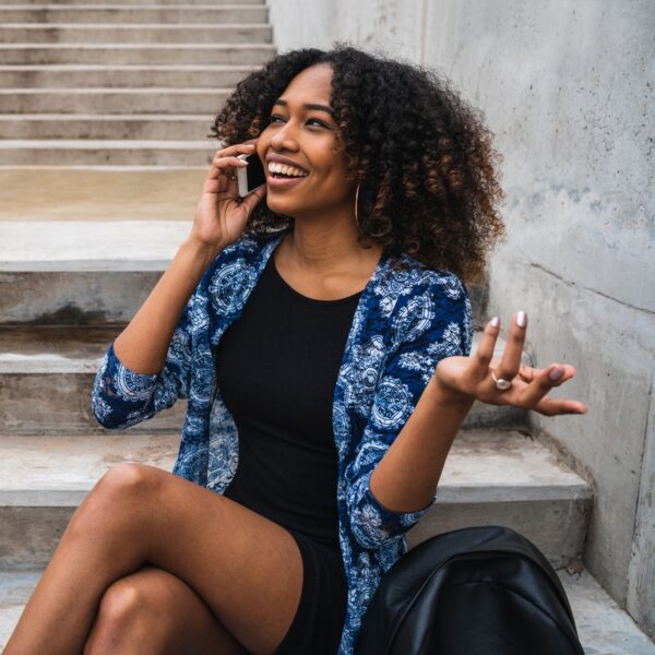 femme cheveux afro au téléphone